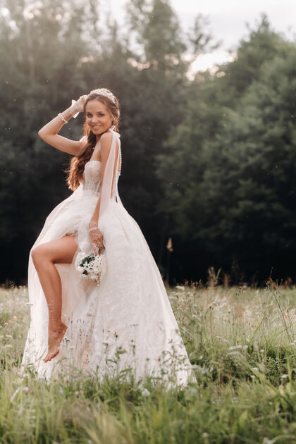 模型婚礼当天 一位优雅的新娘身穿白色长裙 戴着手套 手里拿着一束花束欧洲美丽优雅