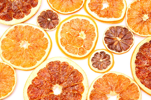 健康在白色背景上混合不同的柑橘干果切割酸圆形
