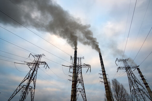 蒸汽高压输电线和煤电厂管道冒着黑烟 污染了大气全球变暖天空煤