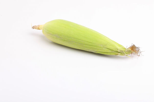 新鲜的玉米芯 白色表面有绿叶健康果穗膳食