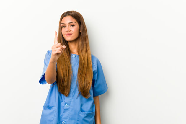 目录年轻的白种女护士用手指展示第一名西班牙裔工作医生