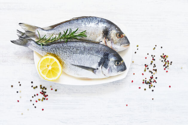 鱼白色的新鲜皇家多拉达背景健康食物概念.top查看 复制空间烹饪盘子海鲜