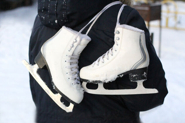 舞蹈一个青少年的床上的花样滑冰特写镜头路肩冰冬天和家人在户外滑冰皮革活动冰
