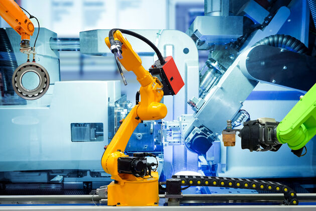 零件工业焊接机器人和夹持机器人在智能工厂的金属零件上工作 在机器的蓝色调墙壁上工作仪器铁未来