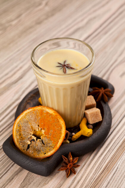 饮料卡拉克茶还是马萨拉柴受欢迎木桌上的印度饮料自制马萨拉配料