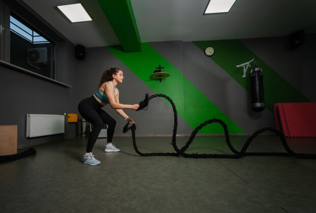 建筑年轻健美的女子在训练中用战绳锻炼身体功能类训练 锻炼过程动机运动健康
