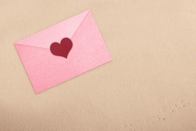 情人节粉色心形信封 带纹理墙信件礼物形状