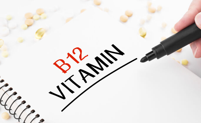 预防医生把维生素b12写在白色的记事本上饮食铭文保持