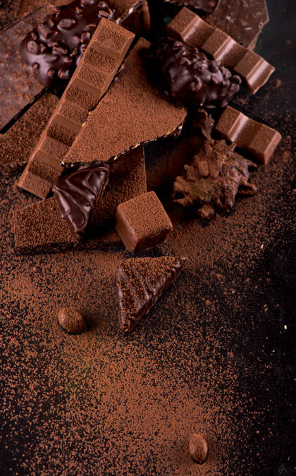 美味木制背景上的巧克力碎片和可可粉黑美味营养