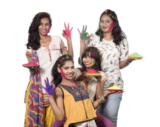 女孩一群快乐的年轻女孩在胡里节上用五颜六色的粉玩得很开心快乐多彩绘画