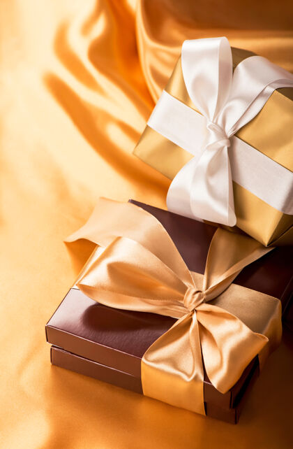 棕色棕色的盒子里有糖果和金色的胶带 特写蝴蝶结订婚礼物