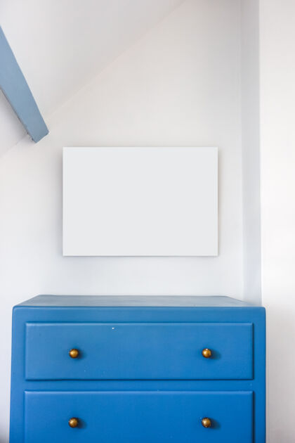 桌子空的画框和蓝色的乡村木橱柜.白色墙背景复制空间植物框架