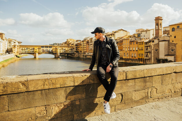 年轻人在意大利旅游的游客欣赏佛罗伦萨的城市风光伙计游客布里奇