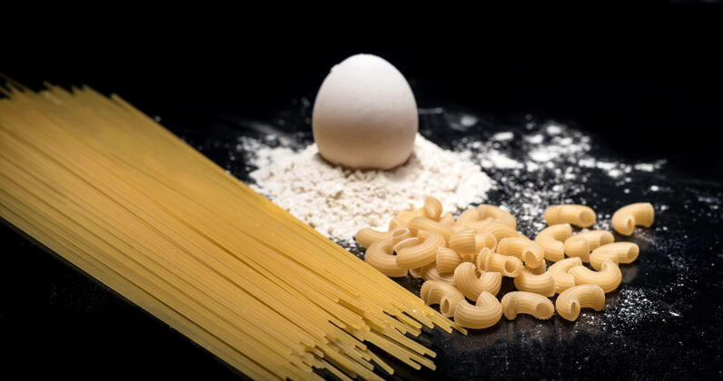 谎言美味的用餐结束把意大利面和鸡蛋放在桌子上收据膳食烹饪