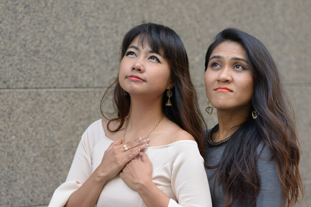 浪漫两位年轻的亚洲女商人在城市户外的合影公司亚洲行政