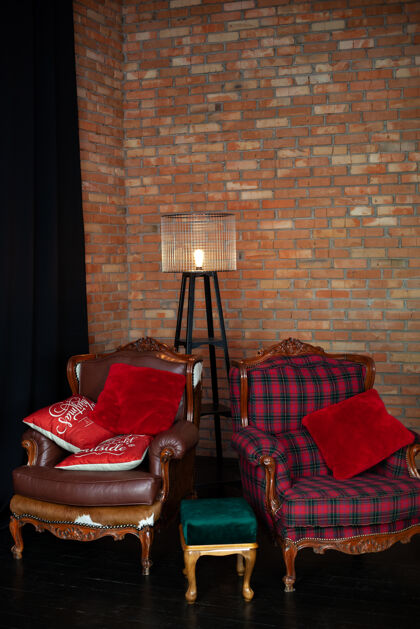 枕头房间内部时尚 配有复古扶手椅和红砖墙舒适带地板的装饰客厅阁楼灯客厅的风格格子经典无人