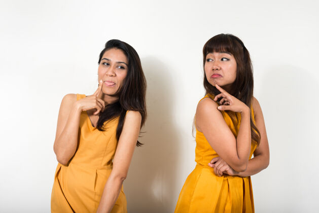 镜头两个年轻的亚洲女人一起对抗白色空间爱情女性思考