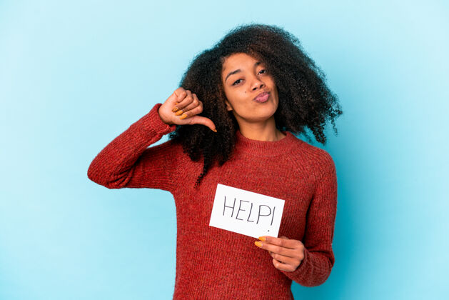 年轻年轻的非洲裔美国卷发女子拿着一个帮助标语牌感到自豪和自信 学习榜样女性积极骄傲
