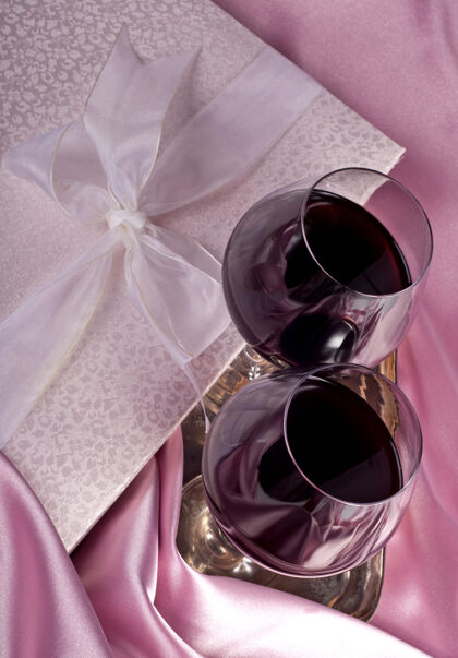 婚礼情人节天礼物盒子 鲜花 酒杯 粉色背景桌子包装约会