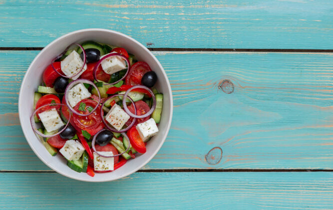 蔬菜希腊沙拉配番茄 黄瓜 奶酪 洋葱 辣椒和橄榄沙拉素食者膳食