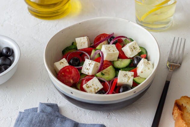 部分希腊沙拉配番茄 黄瓜 奶酪 洋葱 辣椒和橄榄素食者健康食品