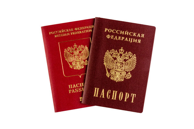 旅游国际和国内俄罗斯护照隔离在白色墙上俯视特写护照身份证旅程