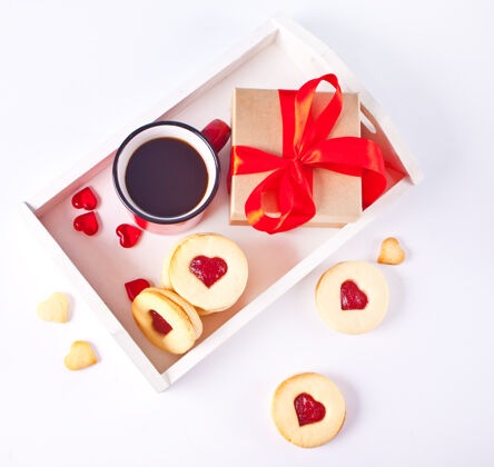 托盘心形传统林泽饼干配草莓酱 咖啡杯和礼品瓦伦丁盒子情人节概念.top查看糕点情人节咖啡