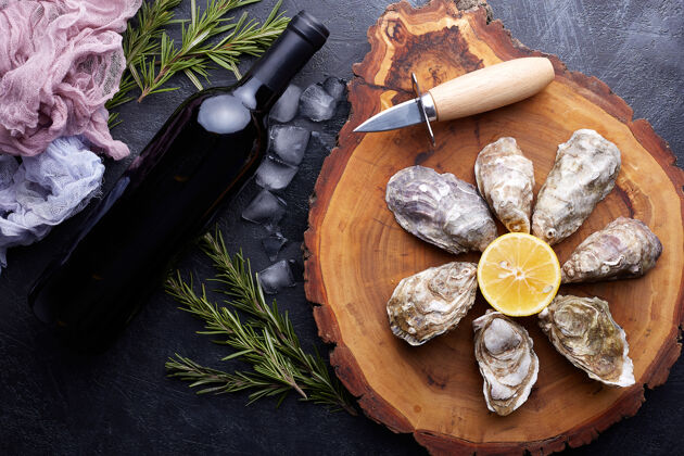 金属新鲜的封闭牡蛎 冰和柠檬放在一个圆形盘子里 石头质地的切割餐桌大理石