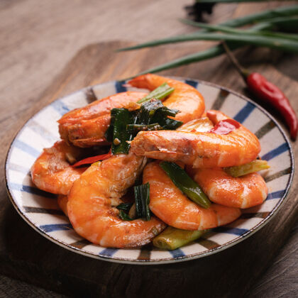 食物特写镜头美味的自制煎炸虾在一个盘子在黑暗的木桌上木头海鲜虾