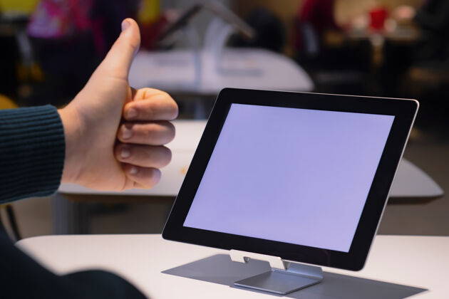 技术实体模型科技商人在白色屏幕的数字平板电脑背景上竖起大拇指应用程序互联网空白