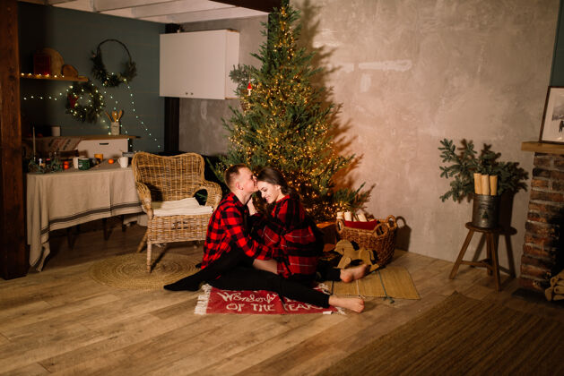 毛衣年轻人在一起欢度寒假的时候亲吻她可爱的女友 感受幸福女朋友生活方式圣诞节