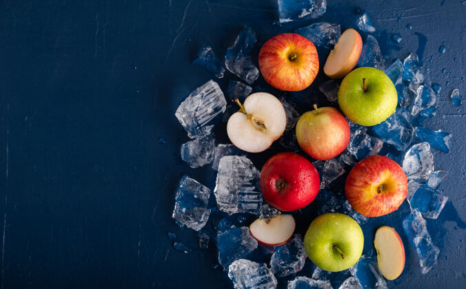 复制空间深蓝色背景上的冰苹果水果健康冷