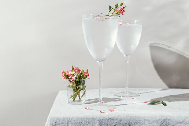 杯子一杯有花瓣的水桌子一杯水饮料