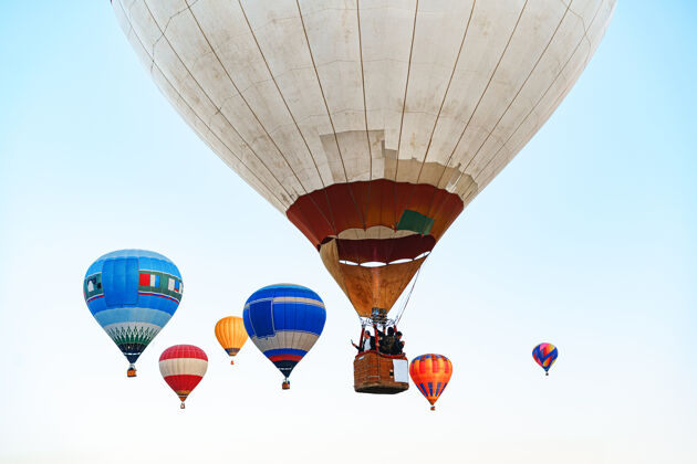 户外热气球和篮子在空中飞行气球运输冒险