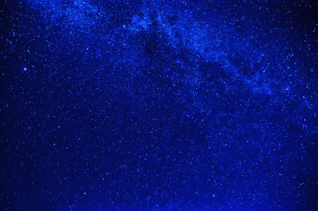 颜色明亮的蓝色星空与银河系宇宙科学闪耀