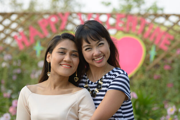 朋友两位亚洲年轻女性在公园户外放松的写真同性恋泰国和平