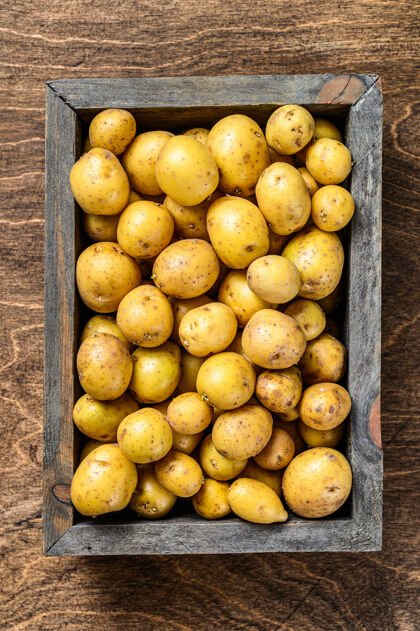 清洁木箱里的小土豆自然皮棕色