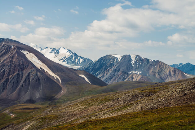 巨人山峦和冰川景观优美阳光荒野伟大