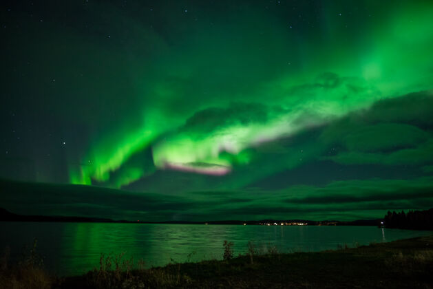 天空瑞典湖面上的北极光斯堪的纳维亚极光瑞典