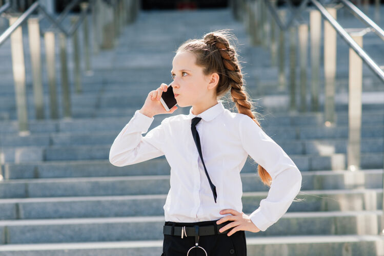 身体穿着白色经典上衣的年轻女学生在城里摆姿势年轻表情夹克