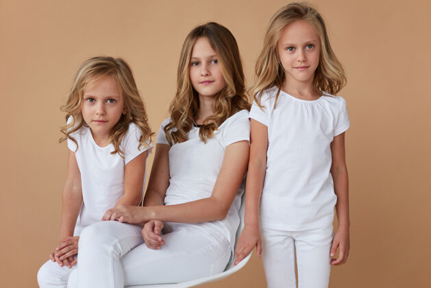 年轻正面特写三姐妹的照片 金发卷发 穿着白色衣服 水平视图可爱朋友姐姐