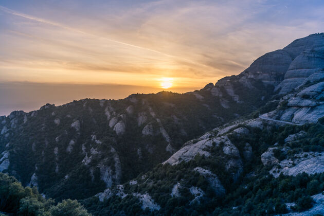 加泰罗尼亚蒙塞拉特山日落景色在加泰罗尼亚 西班牙风景西班牙山脉