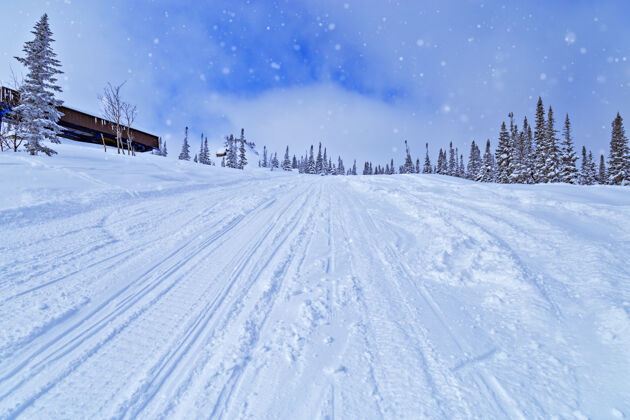 俄罗斯雪列格什滑雪场位于山shoriya森林降雪西伯利亚