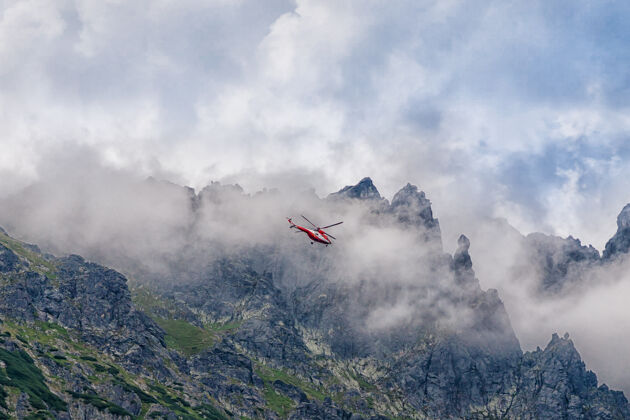 直升机红色直升机飞越塔特拉山脉 波兰风景云手表