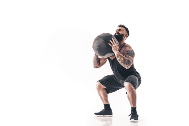 推肌肉纹身胡须男性健身举重健身球隔离在白墙上长度三头肌运动
