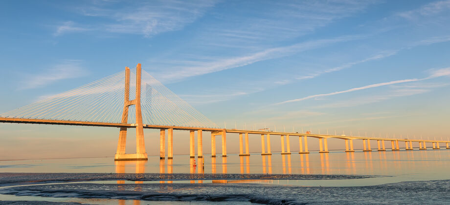 大海里斯本 葡萄牙.vasco阳光下的达伽马桥day.欧洲!海 河 桥 运输 公路 葡萄牙 里斯本 吊桥