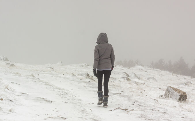 庇护所孤独的女人走在街上雪极端天气冬季.in瓜达拉玛国家公园 马德里和塞戈维亚山峰野生远足