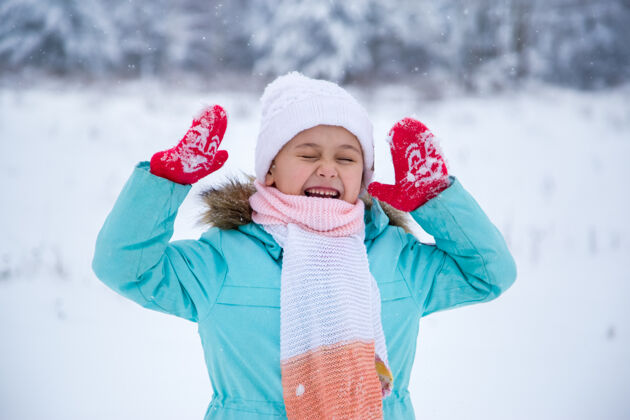 玩耍小女孩在冬天的雪中欢乐自然情感冬天快走孩子下雪肖像