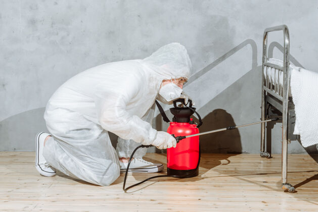 2019ncov穿防护服的人用消毒喷雾器给家里和家具消毒移除危险品人员