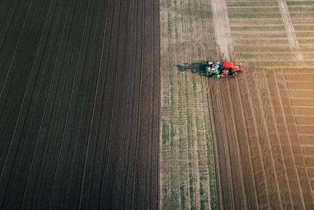 春天带播种机的拖拉机在耕地上播种谷物野外天线查看阳光机械创业